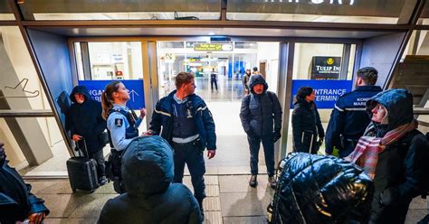 een luchthaven met vertrekkende passagiers