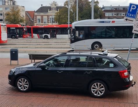 een comfortabele en schone taxi van binnen