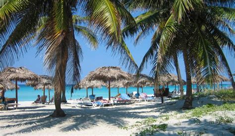 Tropische stranden van Cuba met palmbomen en helderblauw water