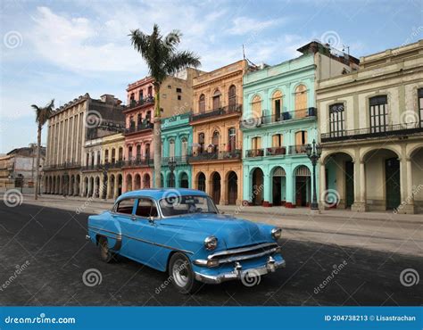 Kleurrijke straatscène in Havana met oldtimers en koloniale architectuur