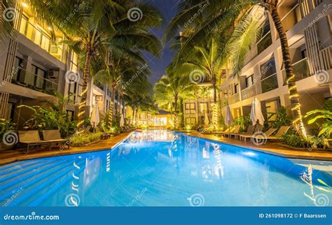 Luxe zwembad met palmbomen in een all-inclusive resort op Cuba