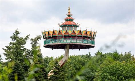 Uitzicht op de Pagode in de Efteling, met de tempel op de hefarm en de omgeving van Reizenrijk.