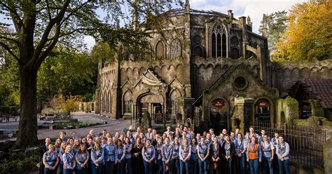 Werknemers van de Efteling die werken aan de technische componenten van de Pagode tijdens het onderhoud.