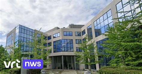 Foto van een leegstaand kantoorgebouw met een tekst overlay waarin staat 