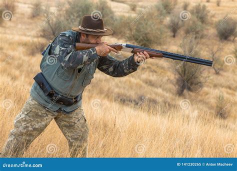 historische foto van een safari met dragers en jagers