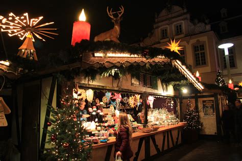 Een sfeervolle foto van een kerstmarkt met kraampjes en versieringen