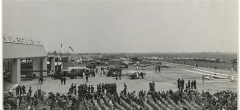 Oude foto van het vliegveld of een historisch vliegtuig