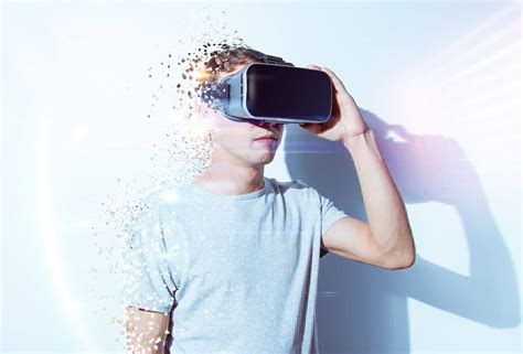 Iemand die deltavliegt met een instructeur of een VR-bril