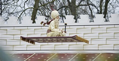 Een overzichtsfoto van het paleis van de Vliegende Fakir met de twee torens en de tulpenvelden.