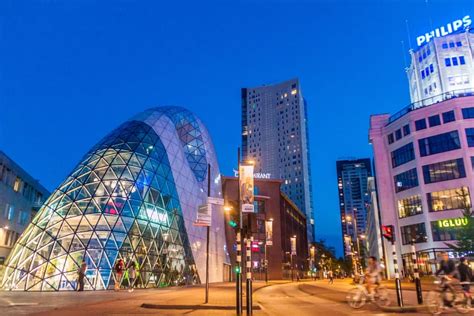 Collage van bezienswaardigheden in Eindhoven: historische gebouwen, markten en natuurgebieden.