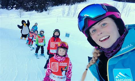 Illustratie van een gezin dat geniet van skiën op een kinderpiste.