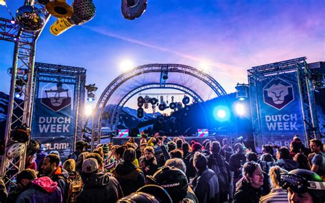 Foto van een feestelijke sfeer tijdens een Dutchweek evenement in de bergen.