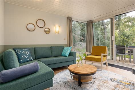 Interieur van een luxe Center Parcs cottage met comfortabele meubels en een tv op de slaapkamer.