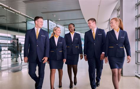 Foto van Alex Calderon, lachend in uniform van Ryanair