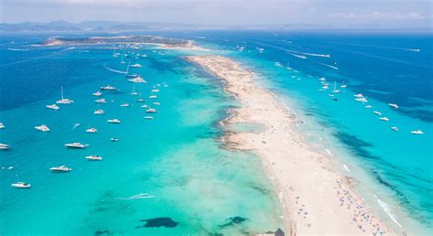 Panorama van Formentera met de turquoise zee en witte stranden