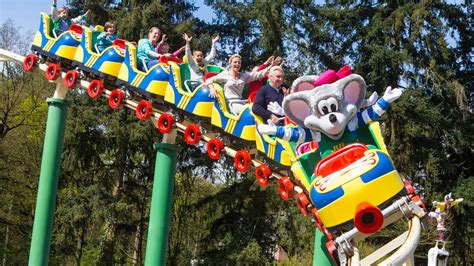 Een luchtfoto van pretpark Belantis, met de verschillende themagebieden en attracties zichtbaar.