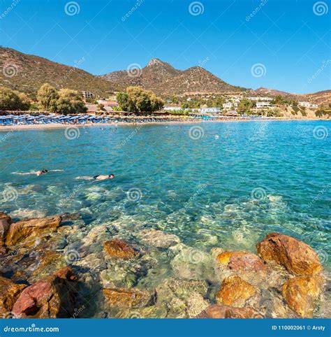 Prachtig uitzicht op de baai van Bali, Kreta, met traditionele Griekse architectuur en het azuurblauwe water van de Middellandse Zee.