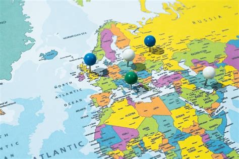 Wereldkaart met pins op verschillende vakantiebestemmingen