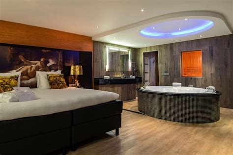 Luxe hotelkamer met jacuzzi en sprookjesachtige decoratie