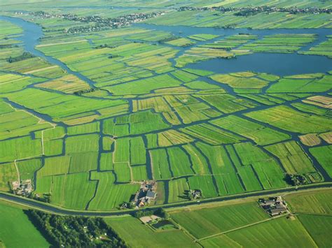 Landschap van Noord-Holland met polders en waterwegen