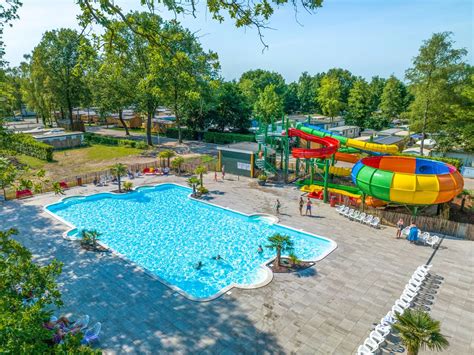 Overzicht van faciliteiten op een recreatiepark: zwembad, speeltuin, restaurant