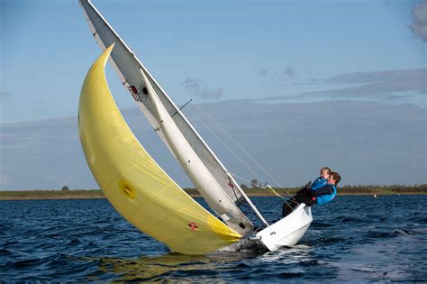 Het Eemmeer met zeilboten en een schilderachtige kustlijn