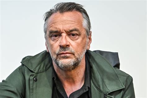 Tom Waes in gesprek met lokale bewoners in een exotisch land