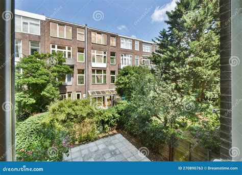 Foto van het balkon op de verdieping met uitzicht op het bos.