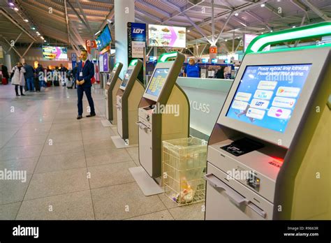 Interieur van Warschau Chopin Airport met self check-in kiosken