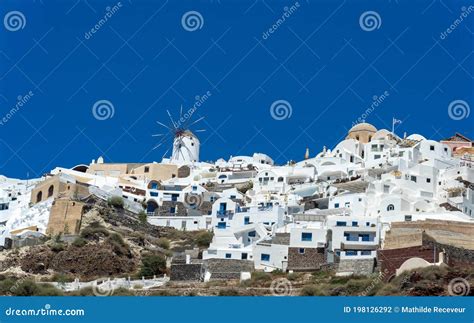 panoramische foto van Mykonos-stad met witte huisjes, windmolens en de zee