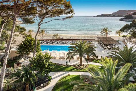 Luxe adults only hotel aan het strand in Turkije met palmbomen en ligbedden