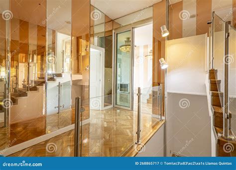 Interieur van design hotel Adam & Eve met veel wit, spiegels en glas