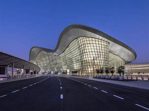 Interieurfoto van een van de moderne terminals van Abu Dhabi International Airport.