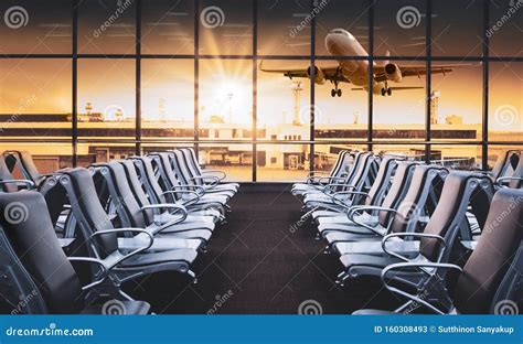 Illustratie van een moderne luchthaven lounge met comfortabele zitplaatsen en faciliteiten.