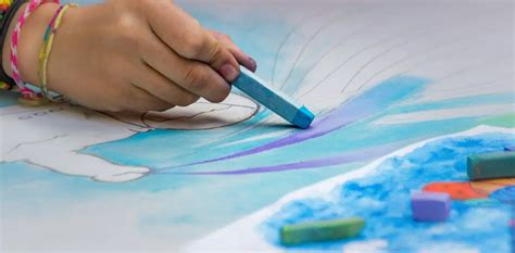 Illustratie van kind dat zich concentreert op het inkleuren van een Efteling kleurplaat.