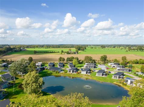 Overzichtsfoto van Landal De Vlinderhoeve met bungalows in een groene omgeving
