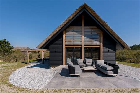 Luxe rietgedekte recreatiewoning met groot natuurterrein op Schiermonnikoog