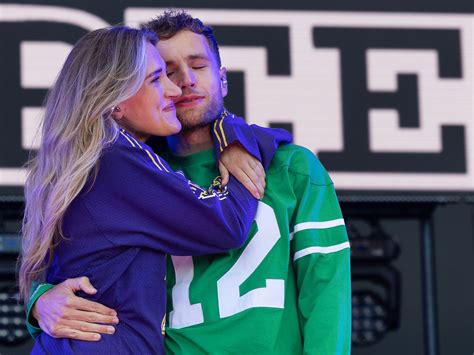 Close-up van een persoonlijk entertainmentscherm in de stoelrugleuning, met een filmkeuzemenu zichtbaar.