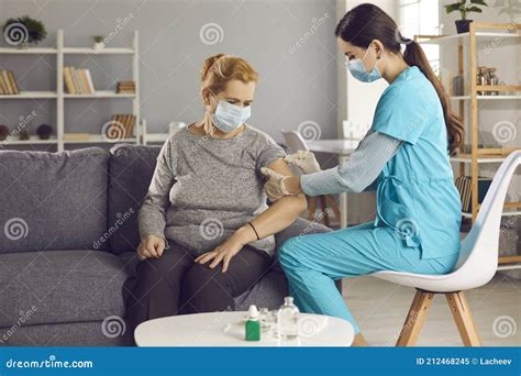 een medisch professional die een vaccin toedient