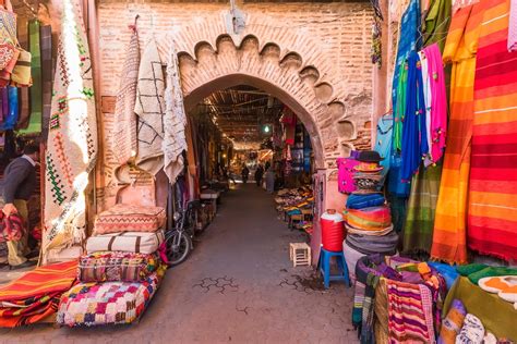Levendige markttafereel in de souk van Marrakech