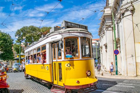 Iconische tram 28 die door de smalle straatjes van Lissabon rijdt