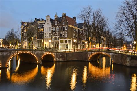 Foto van de grachten van Amsterdam met fietsers