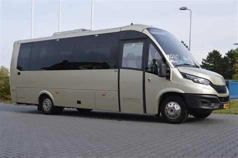 Luxe touringcar van Veenstra Reizen met comfortabele zitplaatsen en tafels
