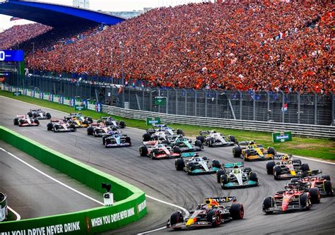 Impressie van een Formule 1 race met publiek op de tribunes