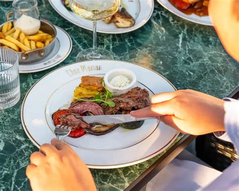 Interieur van Bistro Chez Maman met een mix van moderne en klassieke elementen.