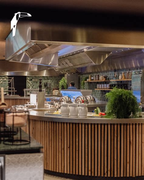 Een overzicht van het buffet met diverse wereldse gerechten en live cooking stations.