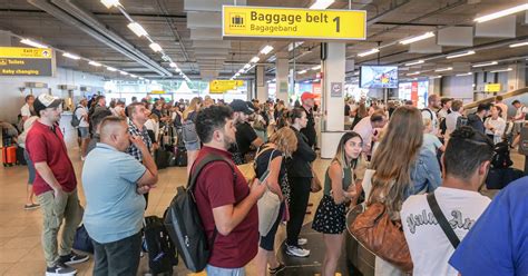 Overzicht van de verschillende eetgelegenheden en services op Eindhoven Airport.