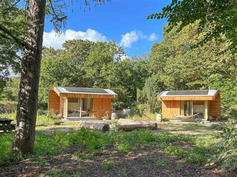 Overzicht van het kleinschalige vakantiepark De Roek met de eco tiny houses aan de bosrand.
