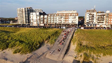 Een overzichtsfoto van de verschillende vakantiewoningen in Egmond aan Zee, met nadruk op de diverse stijlen en groottes.