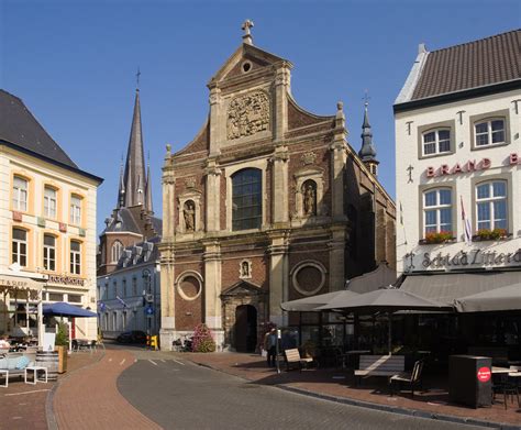 Overzicht van de Markt in Sittard met de Sint Michielskerk op de achtergrond
